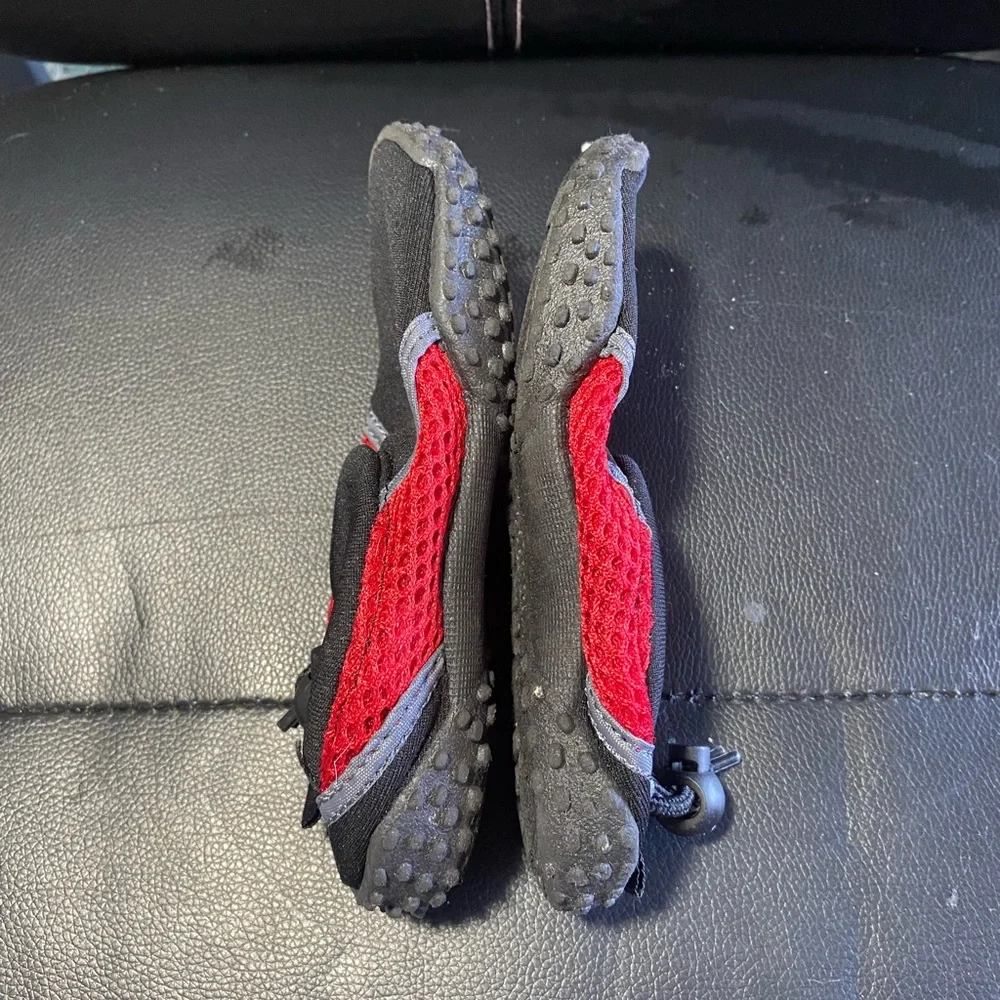Kids Xertia Water Shoes Black and Red Size 11/12